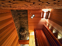 Баня из канадского кедра с электрической печью. На потолке смонтировано панно из можжевельника. Частный дом, Сочи