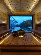Баня с панорамным окном, выходящим на бассейн. Сердце парилки - электрокаменка Harvia. Полки выполнены из сочетания древесины абаши и канадского кедра, Сочи
