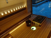 Баня с панорамным окном, выходящим на бассейн. Сердце парилки - электрокаменка Harvia. Полки выполнены из сочетания древесины абаши и канадского кедра, Сочи